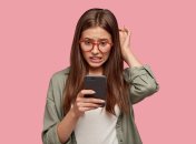 Дівчина з телефоном