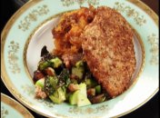 Куриные отбивные в ореховой панировке