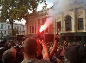 Пожар в Одессе: прервали сессию горсовета из-за драки возле мэрии