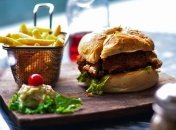 Медики рассказали, почему появляется тяга к фаст-фуду