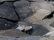 Врачи пытаются спасти мальчика, который провалился под асфальт 