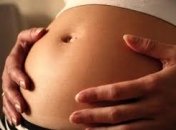 Беременная женщина чудом выбралась из машины, упавшей в озеро