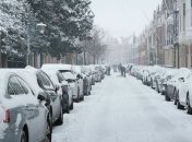 Мощные снегопады заблокировали аэропорты и железную дорогу в Европе: видео непогоды