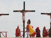 Около 20 католиков подвергли себя распятию на кресте