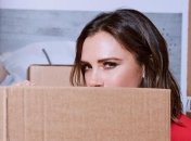 Виктория Бекхэм в алом тотал-луке и сапогах с открытым мысом блистает в Лондоне