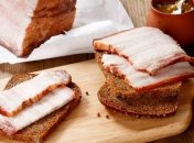 Врачи рассказали, кому нельзя есть сало