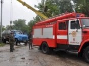 Из-за сильного ливня грузовик ушел под землю