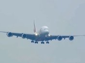 Посадку крупнейшего авиалайнера в шторм сняли на видео