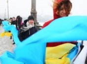 В Киеве развернули 30-метровый флаг Украины на мосту Патона