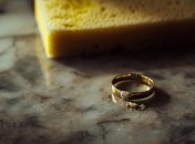 Золото можна очистити вдома ((зображення створено за допомогою ШІ)