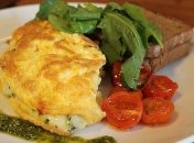 Рецепт дня: Пышный омлет со сметаной, приготовленный в духовке