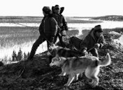 Черно-белые снимки: жизнь в эскимосских деревнях Аляски (Фото)