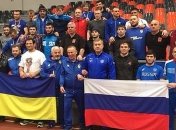 "Спорт вне политики" Украинские и российские борцы сделали общее фото на фоне флагов стран
