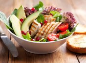 Мясной салат с помидорами, авокадо и зеленью