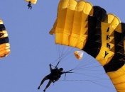 На авиашоу в Чикаго пострадали 2 парашютиста