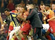 Матч Галатасарая и Фенербахче закончился массовой дракой (Видео)