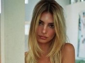 Страстный взгляд и обнаженная грудь: Эмили Ратаковски снялась в жаркой фотосессии