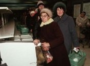 Хвосты очередей нередко заканчивались далеко за пределами магазинов