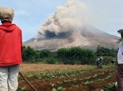 В Індонезії вулкан Сінабунг викидає стовпи попелу висотою 5 кілометрів