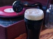 Психологи доказали влияние музыки на вкус пива