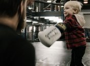 Макгрегор тренирует своего двухлетнего сына в октагоне (Видео)