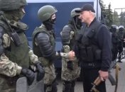 Лукашенко с автоматом: в Кремле отказались комментировать поведение президента Беларуси