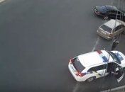 В Днепре хулиганы битами разбили полицейским авто (Видео)