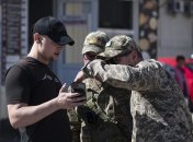 Сотрудники ТЦК проверяют документы