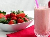 Рецепт дня: вкусный молочный коктейль с клубникой 