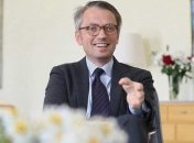 "Всегда рады услужить": посол Швеции оценил юмор украинских болельщиков