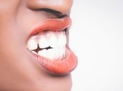 Дело не только в гигиене: стоматолог на примере объяснил, какие эмоции могут разрушать зубы