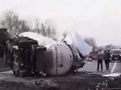 Из-за перевернувшейся фуры трассу Киев-Харьков перекрыли на несколько часов: видео аварии