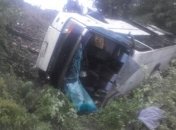 На Тернопольщине автобус упал в обрыв: полиция назвала причину ДТП