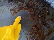 Почистите противень нестандартным методом обычной монетой