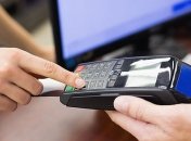 Украинцам могут разрешить снимать деньги с карт в кассах магазинов