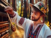 Украинец собирает мед