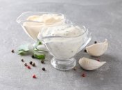 Пикантный чесночный соус подойдет к любому блюду