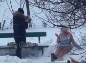 В психушке день открытых дверей? В сети бурно обсуждают "подвиг" женщины ради TikTok в Киеве (видео)