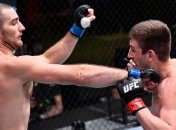 Боец ММА забил соперника у сетки (видео)