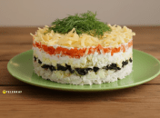 Салат із куркою, чорносливом та яблуком