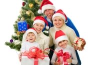 Дед Мороз раздает подарки победителям