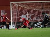 Ла Лига будет судиться с болельщиком, который выбежал на поле в матче Мальорка - Барселона