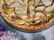 Победитель "Мастер Шеф" Евгений Клопотенко рассказал, как приготовить аутентичную французскую шарлотку 