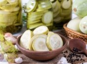 Гідна заміна огіркам — малосольні кабачки