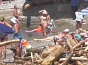 "Зря деньги тратили?!" Забитые пляжи Сочи после стихийного бедствия развеселили сеть (видео)