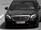 Новые антирекорды: камера засняла Mercedes, "пролетевший" на скорости 217 км/ч 