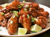 Щоб курячі крильця були соковитими й апетитними, приготуйте їх в медово-соєвому маринаді