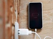 Оставлять телефон на зарядке на ночь запрещено