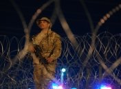 Стіна з колючого дроту на кордоні Мексики та США