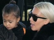 Дочь Ким Кардашьян не расстается с модными аксессуарами